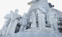Uy nghiêm Tượng đài ‘Bác Hồ với đồng bào các dân tộc Lai Châu’