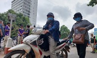 Xúc động vợ chồng người Việt gác chuyện kinh doanh, chạy xe máy 8 tiếng tới Campuchia cổ vũ đội nhà 