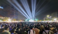 Cảnh tượng chưa từng có ở Campuchia, khi hàng vạn người hâm mộ ăn mừng ở công viên