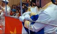 Lần đầu thượng cờ, đội nghi thức Campuchia lúng túng buộc, treo ngược cờ 