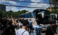 Vây xe bus, chiếm phòng tập… Messi và đồng đội đau đầu trước sự cuồng nhiệt của NHM Trung Quốc