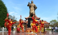 Màn biểu diễn nhạc võ cổ truyền Bình Định dưới chân tượng đài anh hùng áo vải Quang Trung