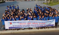 Thanh niên tình nguyện trường dân tộc thiểu số Phú Yên ra quân làm sạch môi trường, hưởng ứng Tiền Phong Marathon