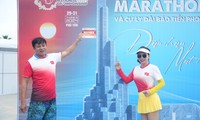 Các vận động viên check-in cùng race kit Tiền Phong Marathon 2024