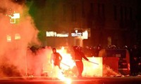 Bạo lực kinh hoàng ở bóng đá Italia: Hooligan tấn công cảnh sát bằng gậy bóng chày