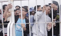 Trèo rào cao, chen nhau méo mặt để săn vé AFF Cup ở Hà Nội