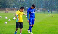 Đội trưởng mới ĐT Việt Nam ngồi nhìn đồng đội tập bóng