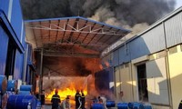 Xưởng nhựa ở Hải Phòng cháy dữ dội, khói bốc đen trời 