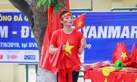 Người hâm mộ &apos;nhuộm đỏ&apos; đại lộ Hùng Vương đón U23 Việt Nam