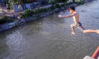 Nhẩy cầu mương nước bơi: Thú chơi nguy hiểm của trẻ ngoại ô