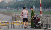 Tập thể dục trên đường đi bộ dài nhất Hà Nội, người dân được &apos;mời&apos; quay về nhà