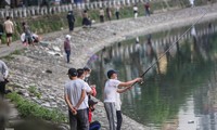 Tấp nập người tập thể dục, câu cá quanh hồ Hoàng Cầu bất chấp lệnh cách ly