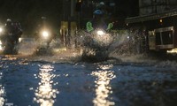 Người dân Thủ đô &apos;rẽ sóng&apos; về nhà sau cơn mưa giông tầm tã 