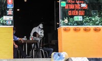 Xét nghiệm nhanh nhân viên cửa hàng Pizza có người nghi mắc COVID-19 ở Hà Nội