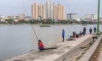 Vụ biến hồ Định Công thành nơi câu cá dịch vụ hốt bạc: &apos;Đá bóng&apos; trách nhiệm?
