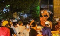 Phong tỏa chợ Long Biên, tiểu thương buôn bán ngoài đường cả đêm
