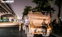 Theo chân CSGT Hà Nội xử phạt tài xế chở vật liệu xây dựng làm rơi vãi ra đường
