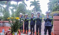Đồng đội thắp hương tri ân 3 liệt sĩ cảnh sát PCCC ngày Rằm tháng 7