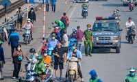 Dừng xe trái phép, lấn chiếm hành lang an toàn đường sắt trước cổng bệnh viện Bạch Mai