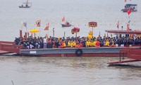 Hàng nghìn người rước kiệu trên sông Hồng trong lễ hội Đền Và