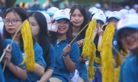 Học sinh Hà Nội cầm hoa tre cổ vũ trận chung kết Olympia