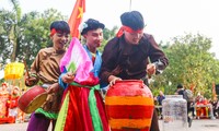 Xem nam nhân thi nhau trổ tài để kén rể tại lễ hội ở Hà Nội