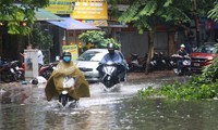 Hà Nội: Cơn mưa dông bất chợt khiến phố ngập thành sông, cây đổ hàng loạt