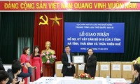 Phó Cục trưởng Cục Văn thư và Lưu trữ Nhà nước Hoàng Trường (bên phải) trao tượng trưng hồ sơ, kỷ vật cán bộ đi B cho đại diện tỉnh Thừa Thiên-Huế