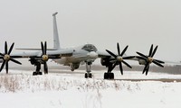Máy bay Tu-142.