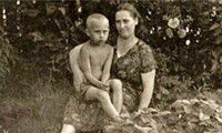 Tổng thống Nga Vladimir Putin bên mẹ khi còn nhỏ (Nguồn: RT)