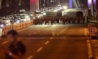 Một nhóm binh sĩ chặn cây cầu Bosphorus ở Istanbul (Ảnh: Getty)
