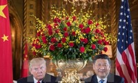 Tổng thống Mỹ Donald Trump (phải) tiếp Chủ tịch Trung Quốc Tập Cận Bình (trái) tại khu nghỉ dưỡng Mar-a-Lago ở West Palm Beach, bang Florida ngày 6/4. (Nguồn: AFP/TTXVN)