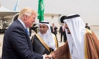 Tổng thống Mỹ Donald Trump và Quốc vương Salman bin Abdulaziz Al Saud tại lễ đón ở thu đô Riyadh, Saudi Arabia. Ảnh: Reuters