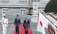 Thủ tướng Nhật Bản Shinzo Abe và Thủ tướng Nguyễn Xuân Phúc duyệt Đội danh dự tại Lễ đón chính thức. (Ảnh: Thống Nhất/TTXVN)