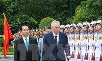 Chủ tịch nước Trần Đại Quang và Tổng thống Milos Zeman duyệt Đội danh dự Quân đội nhân dân Việt Nam. (Ảnh: Nhan Sáng/TTXVN)