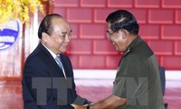 Thủ tướng hai nước tại buổi gặp mặt cán bộ, sinh viên, cựu chiến binh Việt Nam tham gia công tác, chiến đấu tại Campuchia. (Ảnh: Thống Nhất/TTXVN)