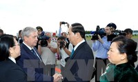 Phó Thủ tướng Cộng hoà Belarus V. Semashko đón Chủ tịch nước Trần Đại Quang và Phu nhân tại sân bay Quốc tế Minsk. (Ảnh: Nhan Sáng/TTXVN)