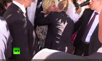 Người phụ nữ lạ hôn má ông Putin giữa phố đông người