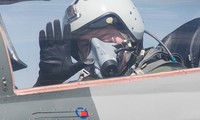Tổng thống Ukraine Poroshenko khoe chuyến bay trên tiêm kích MiG-29 
