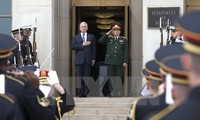 Bộ trưởng Quốc phòng Ngô Xuân Lịch (thứ hai, trái) và Bộ trưởng Quốc phòng Mỹ James Mattis (trái) tại lễ đón ở Arlington, bang Virginia, Mỹ ngày 8/8. (Nguồn: EPA/TTXVN)