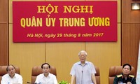 Tổng Bí thư Nguyễn Phú Trọng và các đồng chí lãnh đạo Quân ủy Trung ương dự hội nghị. 