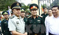 Đại tướng Ngô Xuân Lịch và Thượng tướng Trung Quốc Phạm Trường Long. (Ảnh: An Đăng/TTXVN)