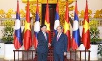 Thủ tướng Chính phủ Nguyễn Xuân Phúc và Thủ tướng Chính phủ Lào Thongloun Sisoulith. Ảnh: VGP/Quang Hiếu