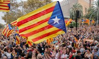Khoảnh khắc người dân Catalonia vỡ òa sau tuyên bố độc lập