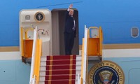 Tổng thống Mỹ Donald Trump lên máy bay rời Hà Nội. Ảnh: Như Ý