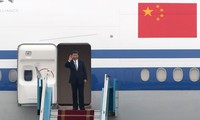 Chủ tịch Trung Quốc Tập Cận Bình xuống sân bay Nội Bài, bắt đầu chuyến thăm chính thức Việt Nam. Ảnh: Mạnh Thắng.