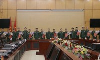 Thường vụ Đảng ủy, Bộ Tư lệnh Quân khu 2 trao quyết định điều động, bổ nhiệm 12 cán bộ. Ảnh QK2
