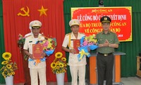 Thứ trưởng Nguyễn Văn Thành trao quyết định cho Thiếu tướng Lê Văn Út và Đại tá Nguyễn Văn Hiểu. Ảnh CAND