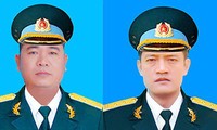 Hai phi công Khuất Mạnh Trí (ảnh phải) và Phạm Giang Nam được truy thăng quân hàm.