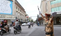 Cảnh sát giao thông Hà Nội làm nhiệm vụ tại phố Hàng Bài-Tràng Tiền. (Ảnh: Doãn Tấn/TTXVN)